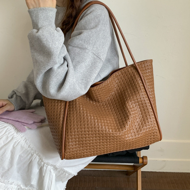 Large-Capacity Tote Bag